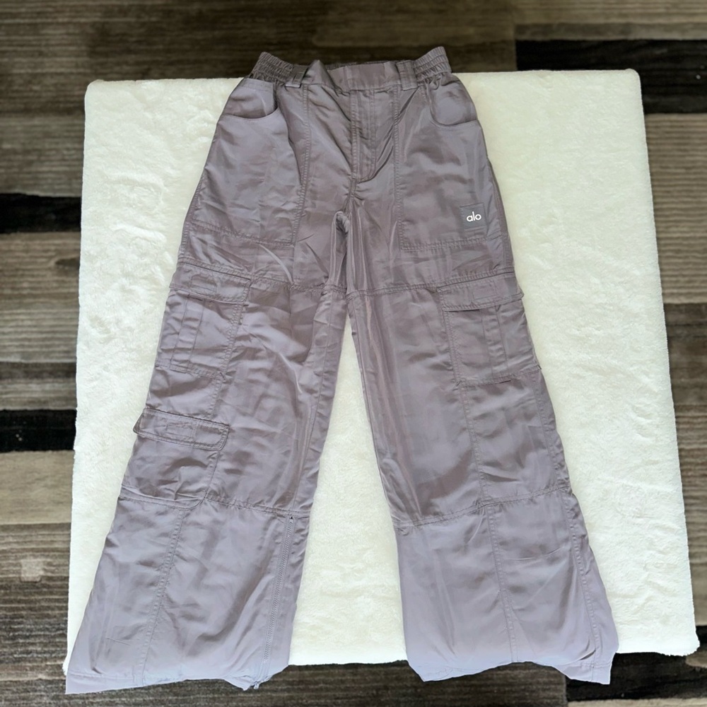 ALO Yoga Ski-moto Puffer Pants Cargo Pants in Soft Gray